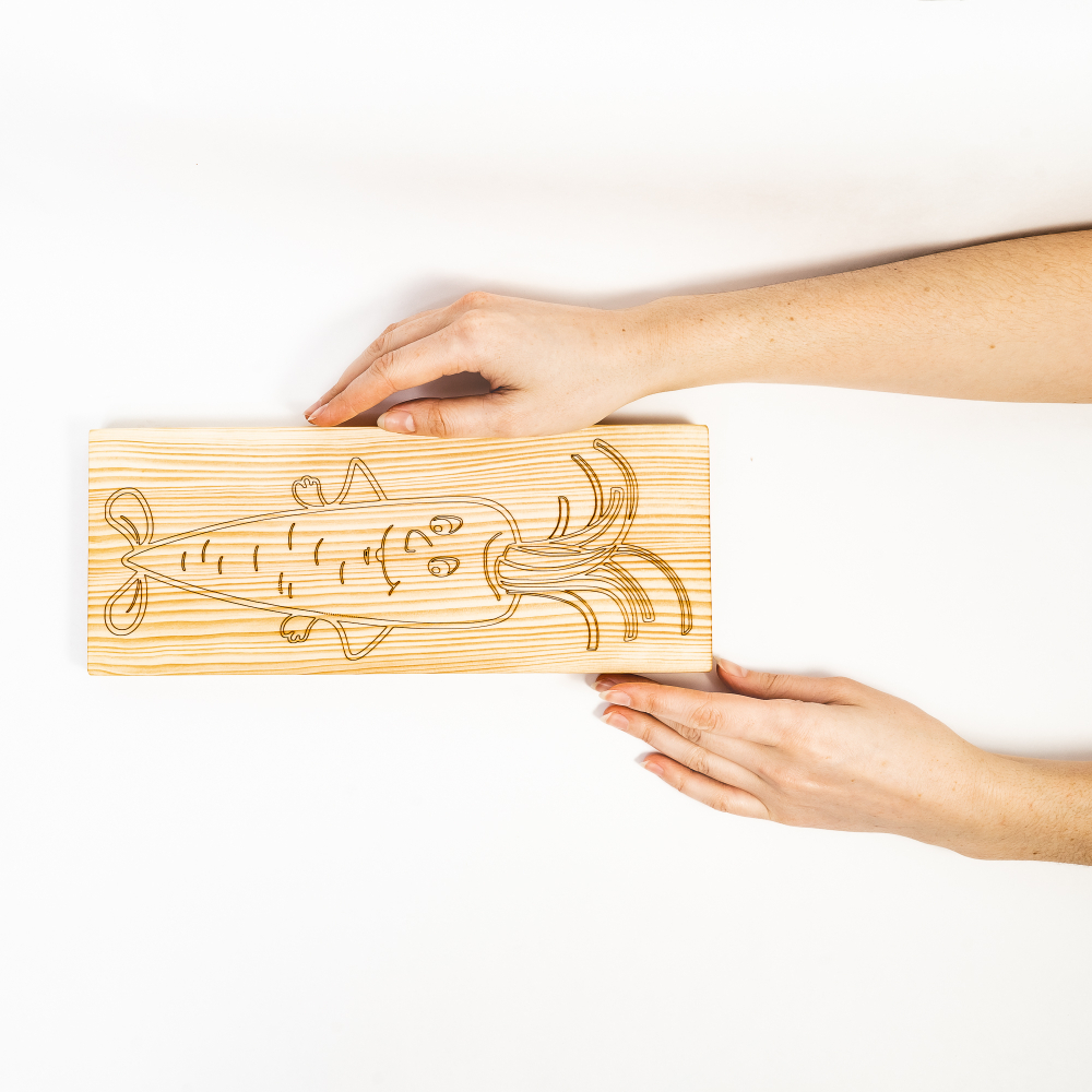 Деревянная разделочная доска из древесины сибирского кедра для овощей с гравировкой "Веселая морковка" RD28