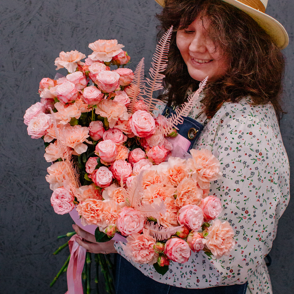 75. Уютный букет в персиково-розовой гамме с кустовыми розами