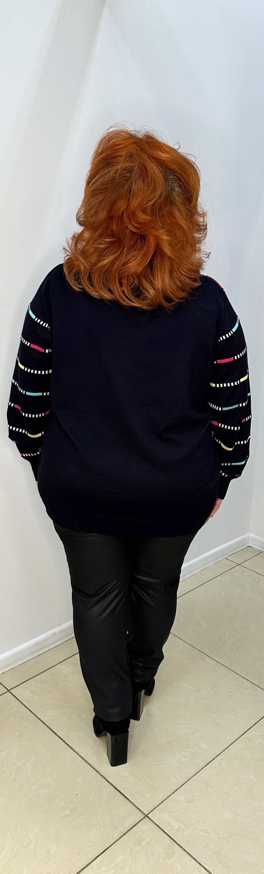 Темно-синий джемпер с V-образным вырезом и цветным пунктиром