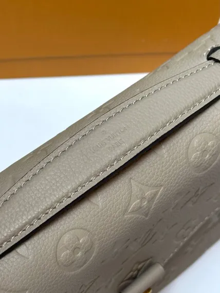 Сумка Louis Vuitton Pochette Metis бежевый