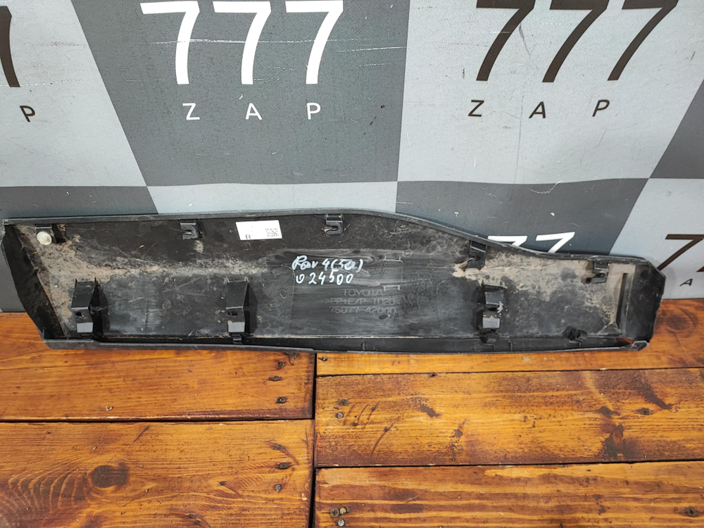 Накладка двери задней правой Toyota RAV4 XA50 18-нв Б/У Оригинал 7507742040