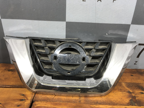 Решетка радиатора Nissan Juke (YF15) 14-19 Б/У Оригинал 62072BV80A