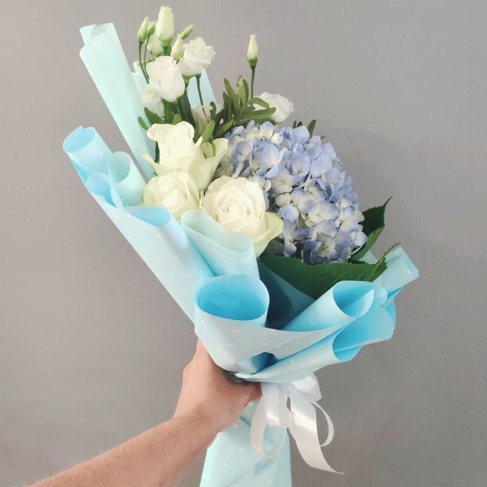 Нежный букет с голубой гортензией