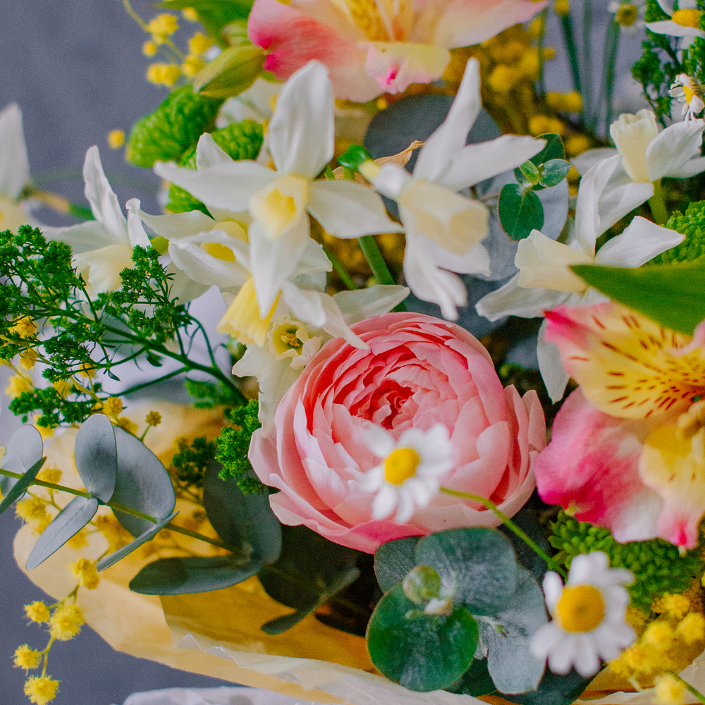 164. Весенняя уютная корзинка с нарциссами и мимозой