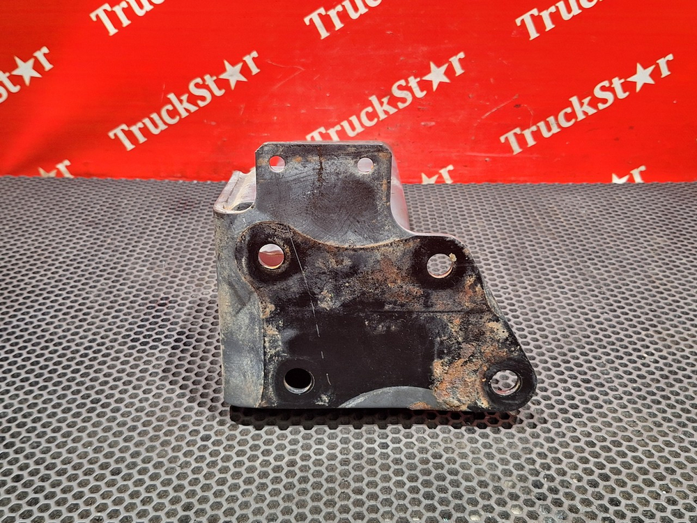 Кронштейн  подножки правой