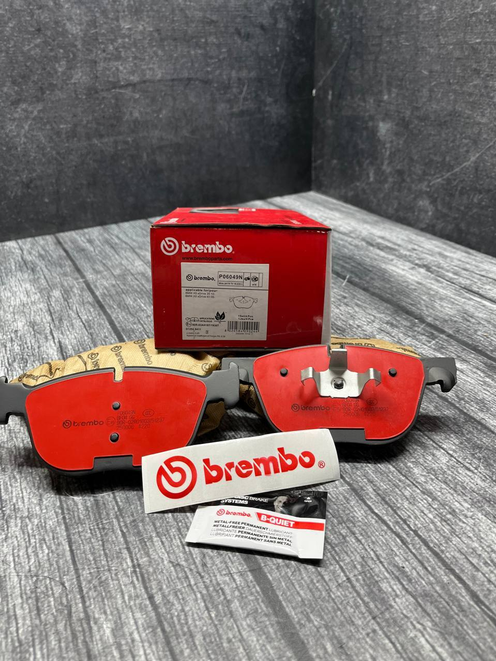 Тормозные колодки передние Brembo P06049N