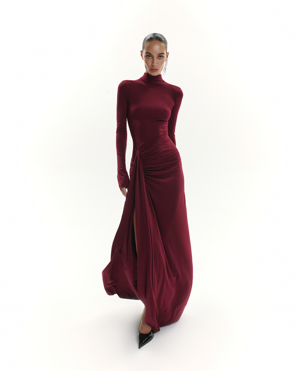 «Sculpting jersey dress» Платье из эластичного трикотажа с разрезом.