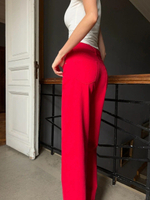 Джинсы в красном цвете прямого кроя