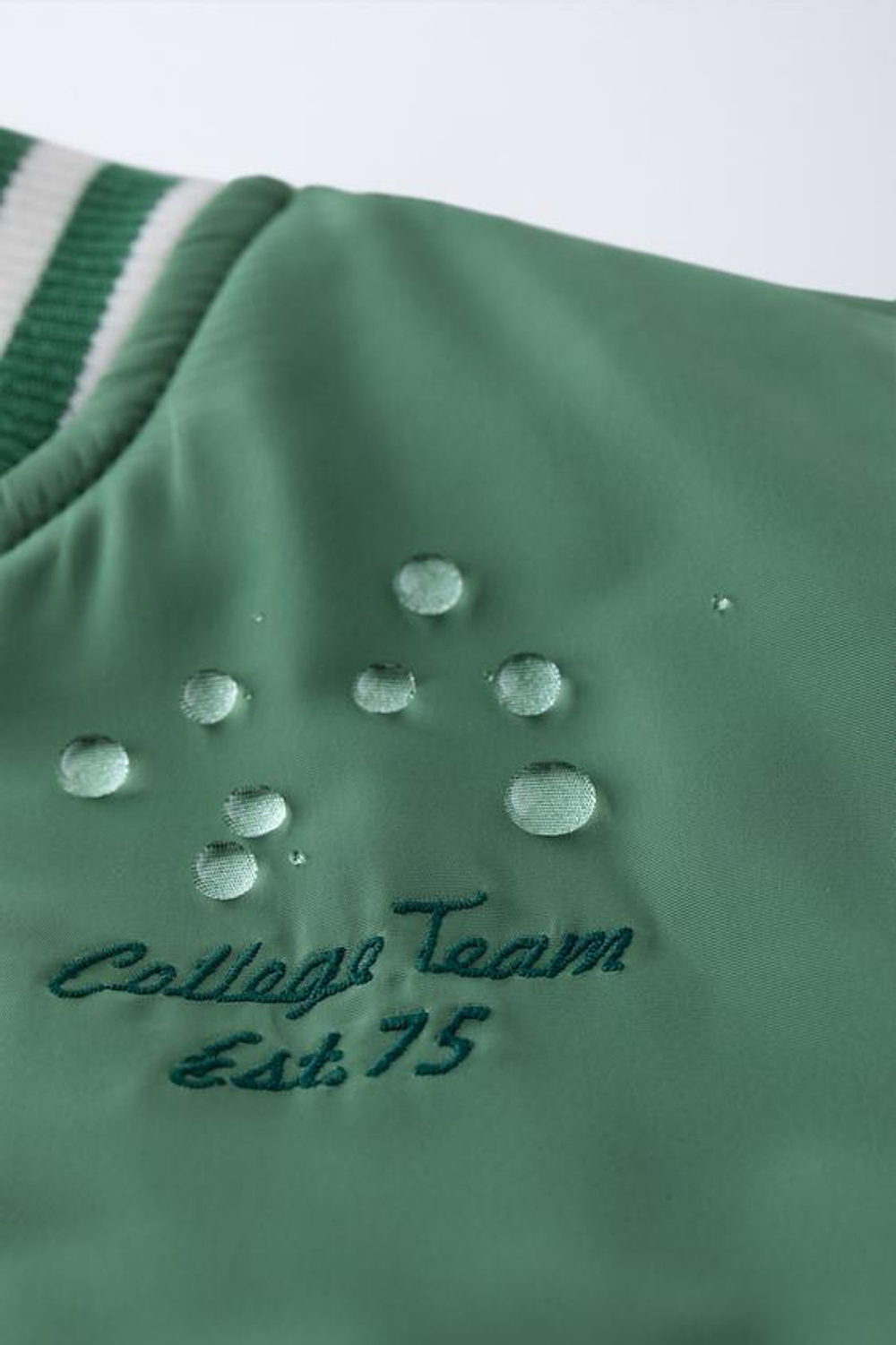 ZARA БОМБЕР С ВЫШИТОЙ НАДПИСЬЮ, ЗЕЛЕНЫЙ