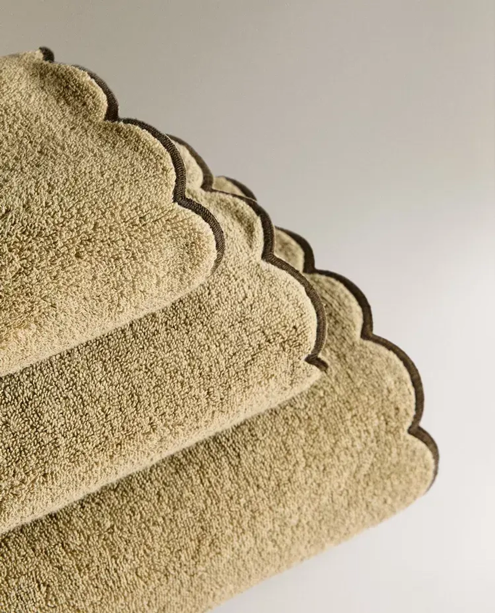 ZARA HOME БАННОЕ ПОЛОТЕНЦЕ С ВОЛНИСТОЙ КРОМКОЙ, ХАКИ