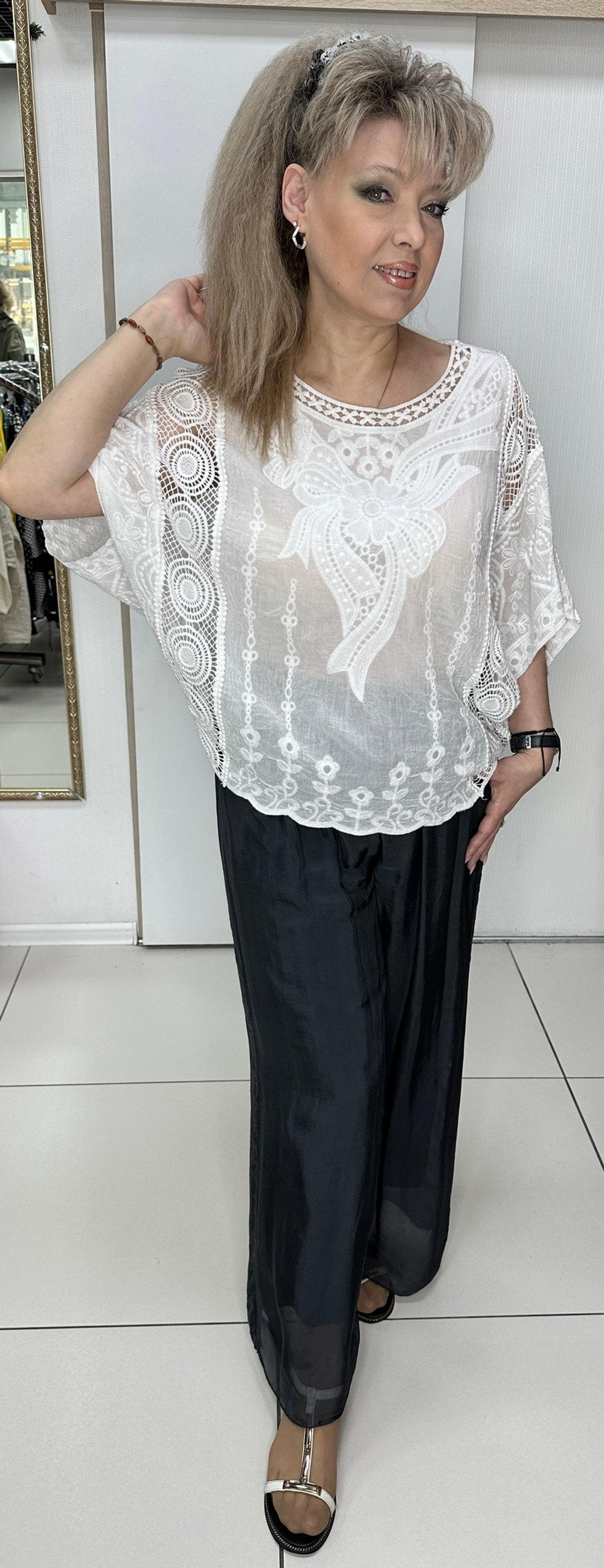 Белый нарядный с ажурной вставкой блузон