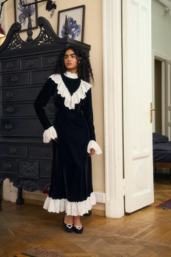 Платье макси из бархата с воротником-стойкой с кружевом