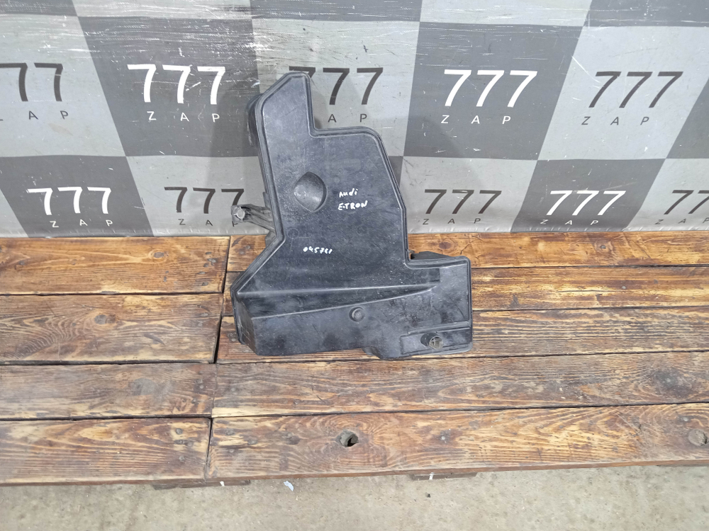 Бачок омывателя Audi Q8 e-tron 22-нв Б/У Оригинал 4KE955451