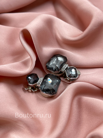 Накладка на пуговицу серебристая с черными квадратными стразами (клипсы)