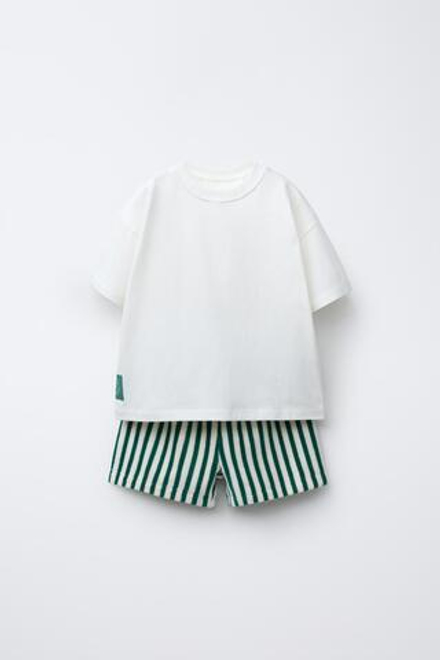 ZARA КОМПЛЕКТ ИЗ ФУТБОЛКИ И ШОРТОВ, ЗЕЛЕНЫЙ/ЭКРЮ