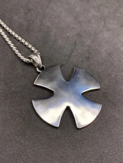 Цепочка с кельтским крестом и символами Вегвизир и Триглав