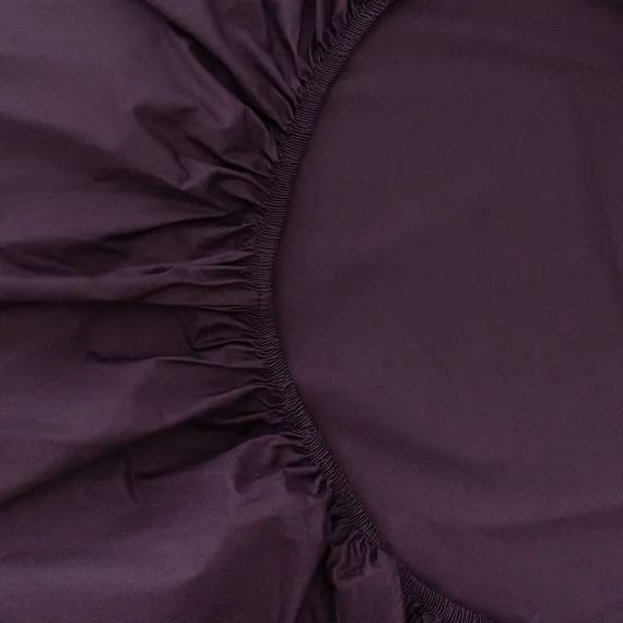 Простыня на резинке из стираного перкаля сливового цвета из коллекции essential, 200х200х30 см