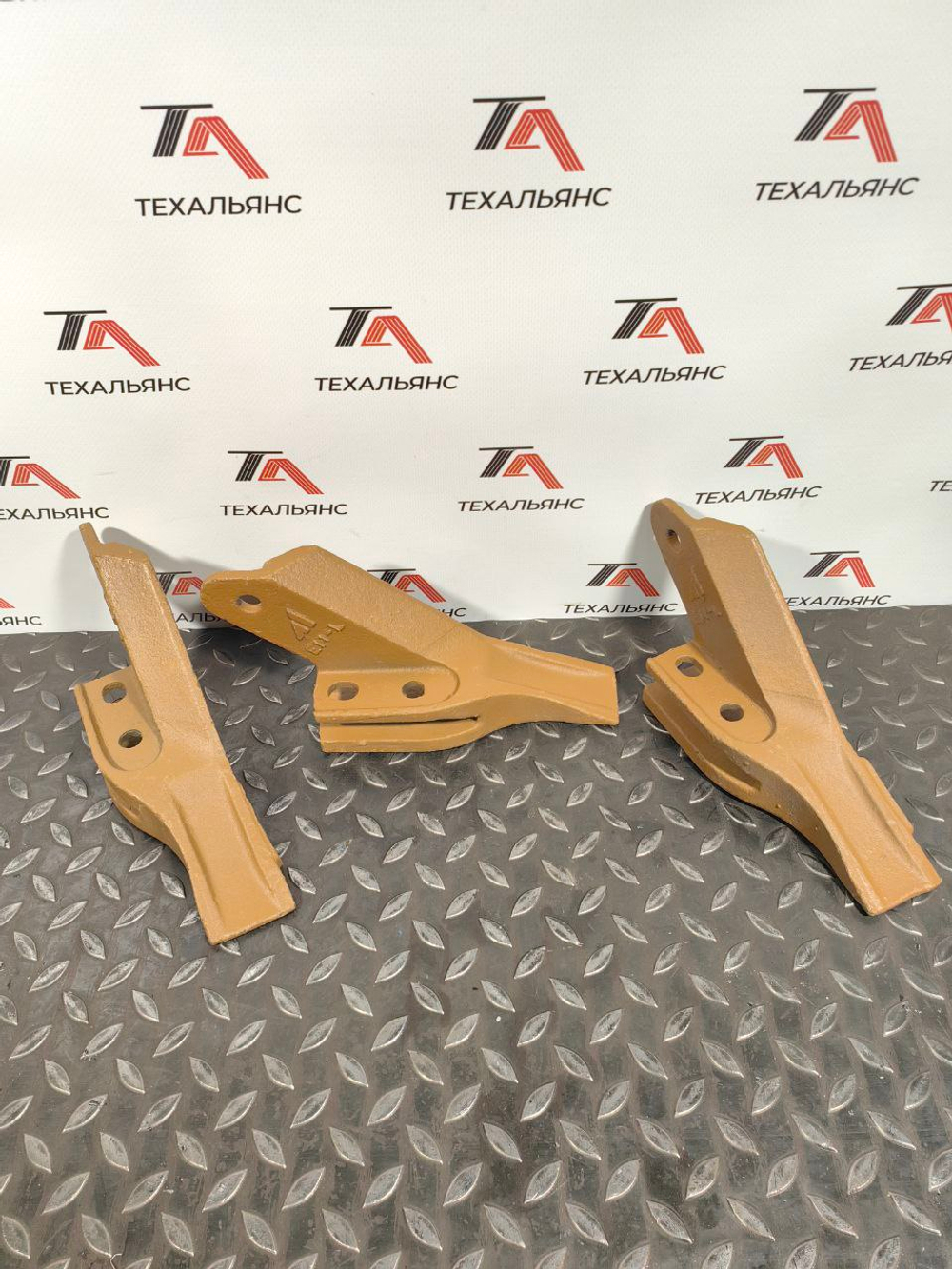 Зуб болтовой боковой правый E11 R