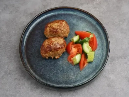 Котлетки из индейки со свежими овощами