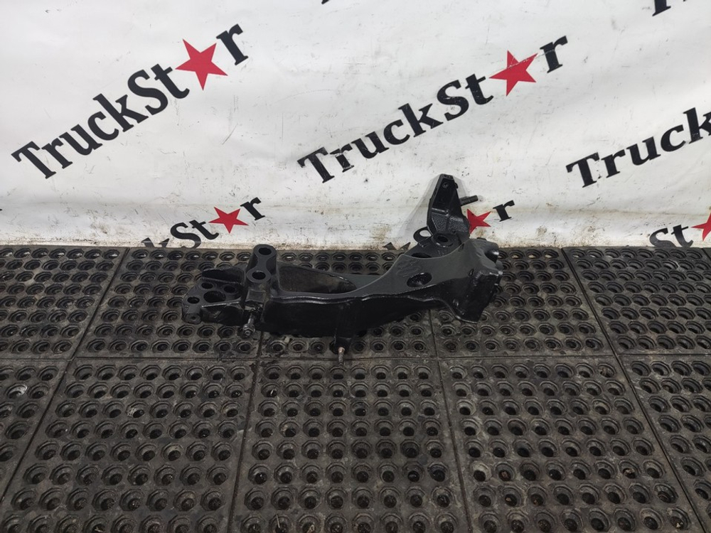 Кронштейн буксировочный левый 2020г.