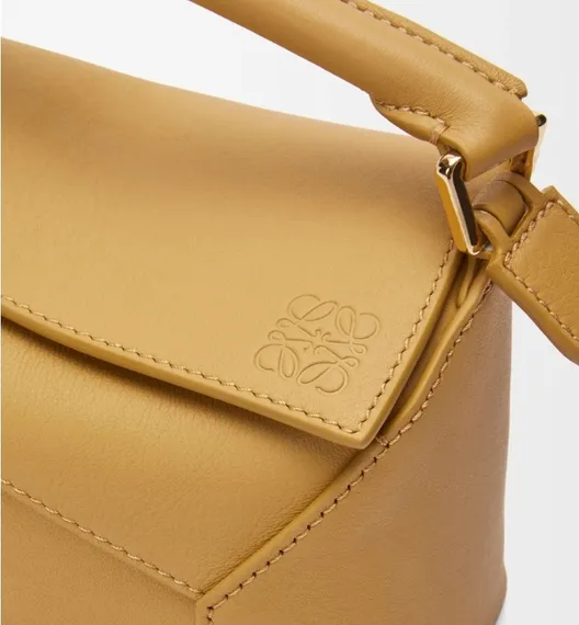 Сумка Loewe Puzzle Edge bag in classic calfskin