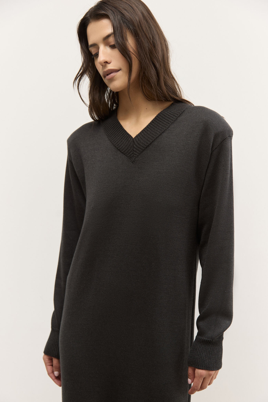 Платье трикотажное с V-образным вырезом