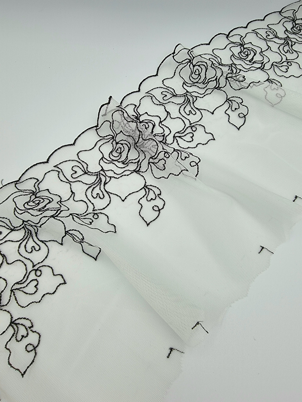 Вышивка на сетке светло-салатовый/чёрный К659 правая