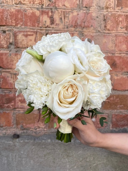 Свадебный букет из пионов, лизиантуса, диантусов и эвкалипта