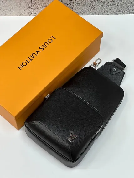 Сумка-слинг Louis Vuitton Avenue LV кожа Taiga Black