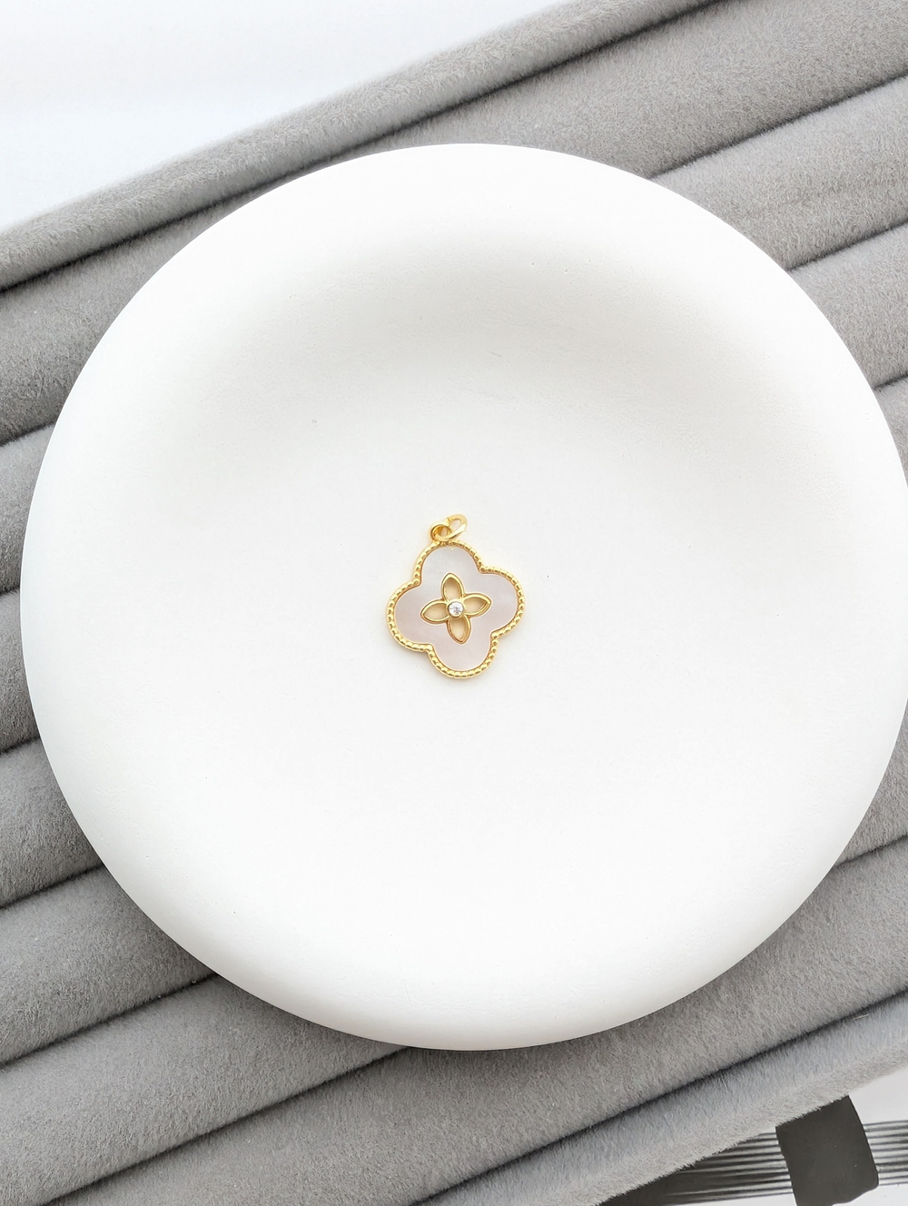 Подвеска клевер с перламутром