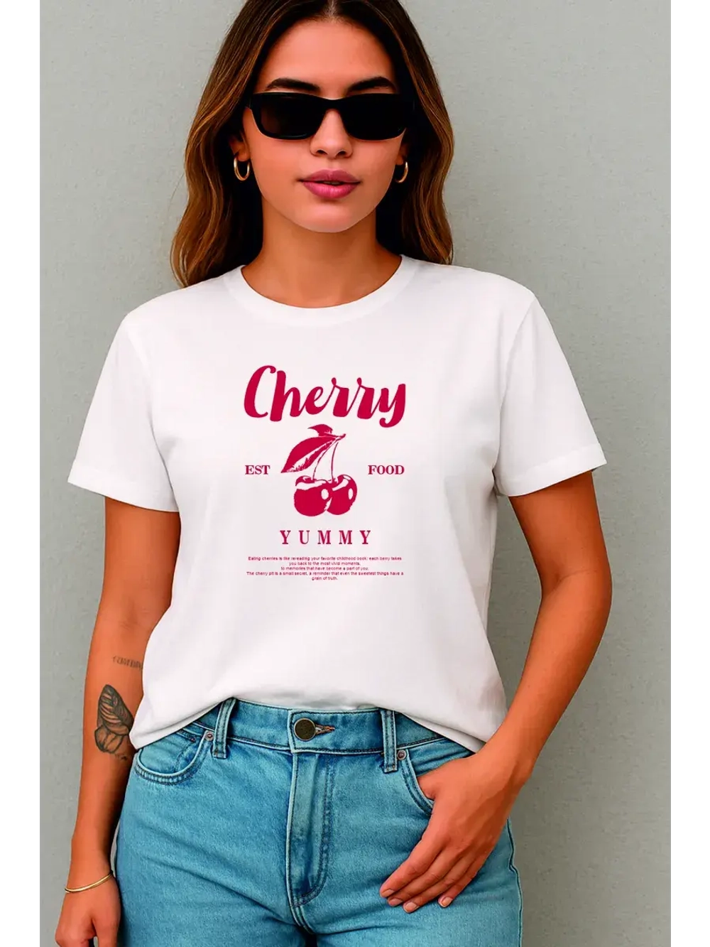 Белая футболка с вишней