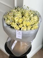 Букет из 51 розы с мелкой ромашкой