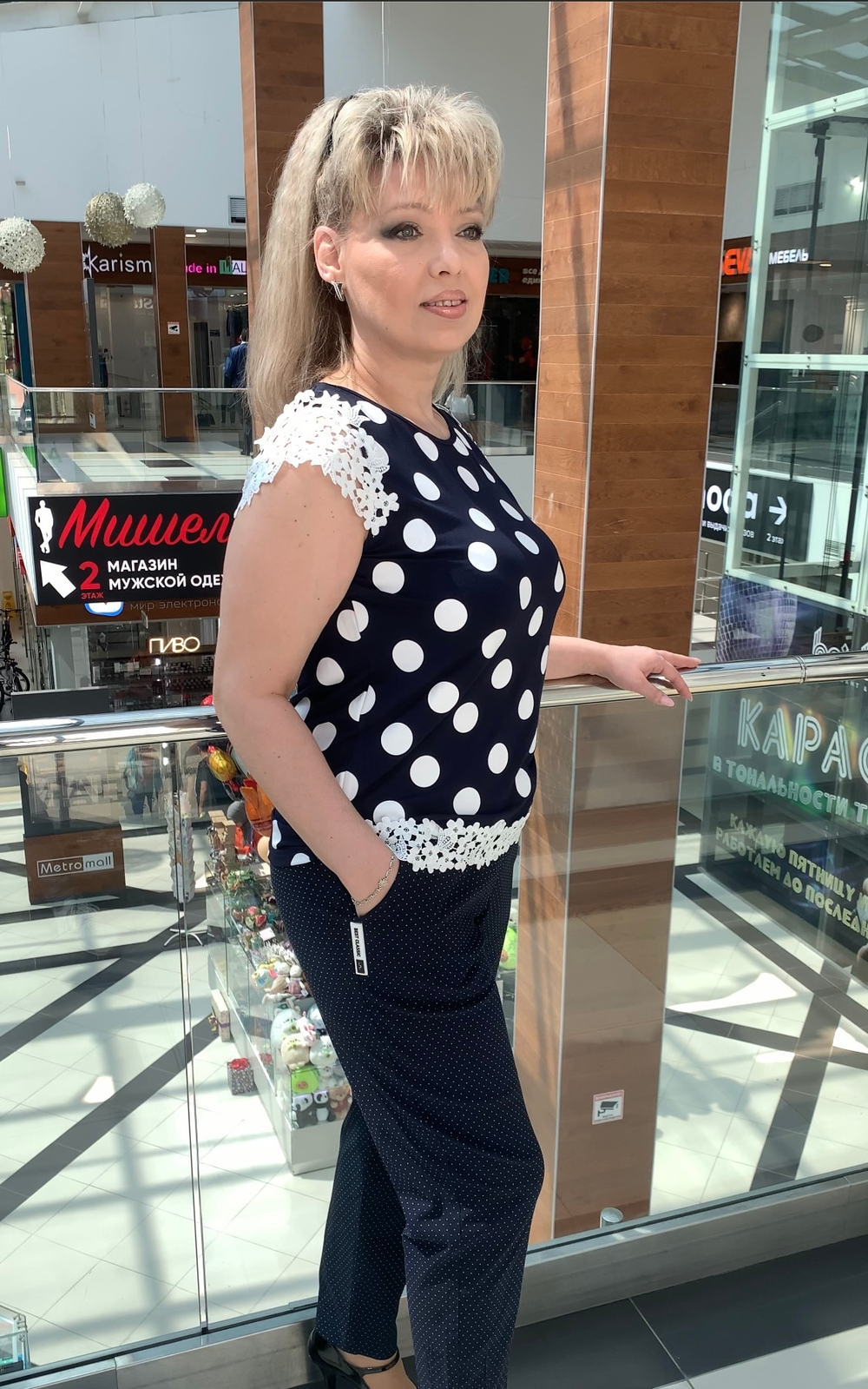 Темно-синие брюки в мелкий светлый горошек