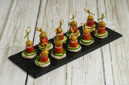 Канапе с охотничтими колбасками свежим огурцом и оливкой