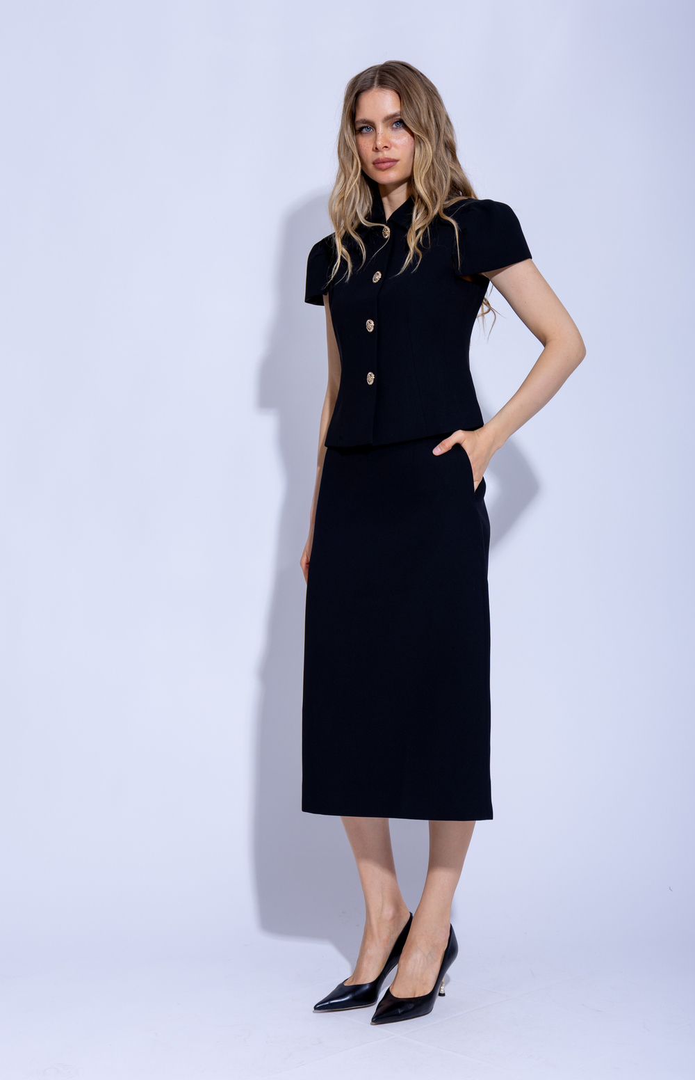 Женский классический костюм двойка чёрного цвета с юбкой и пуговицами