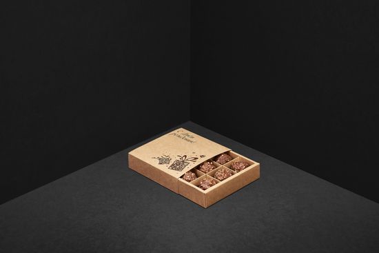 Упаковка с рисунком для 9 шоколадных конфет. С Днем Рождения!