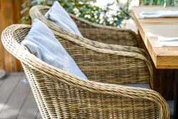 "Равенна" плетеное кресло из искусственного ротанга, цвет соломенный с серой подушкой