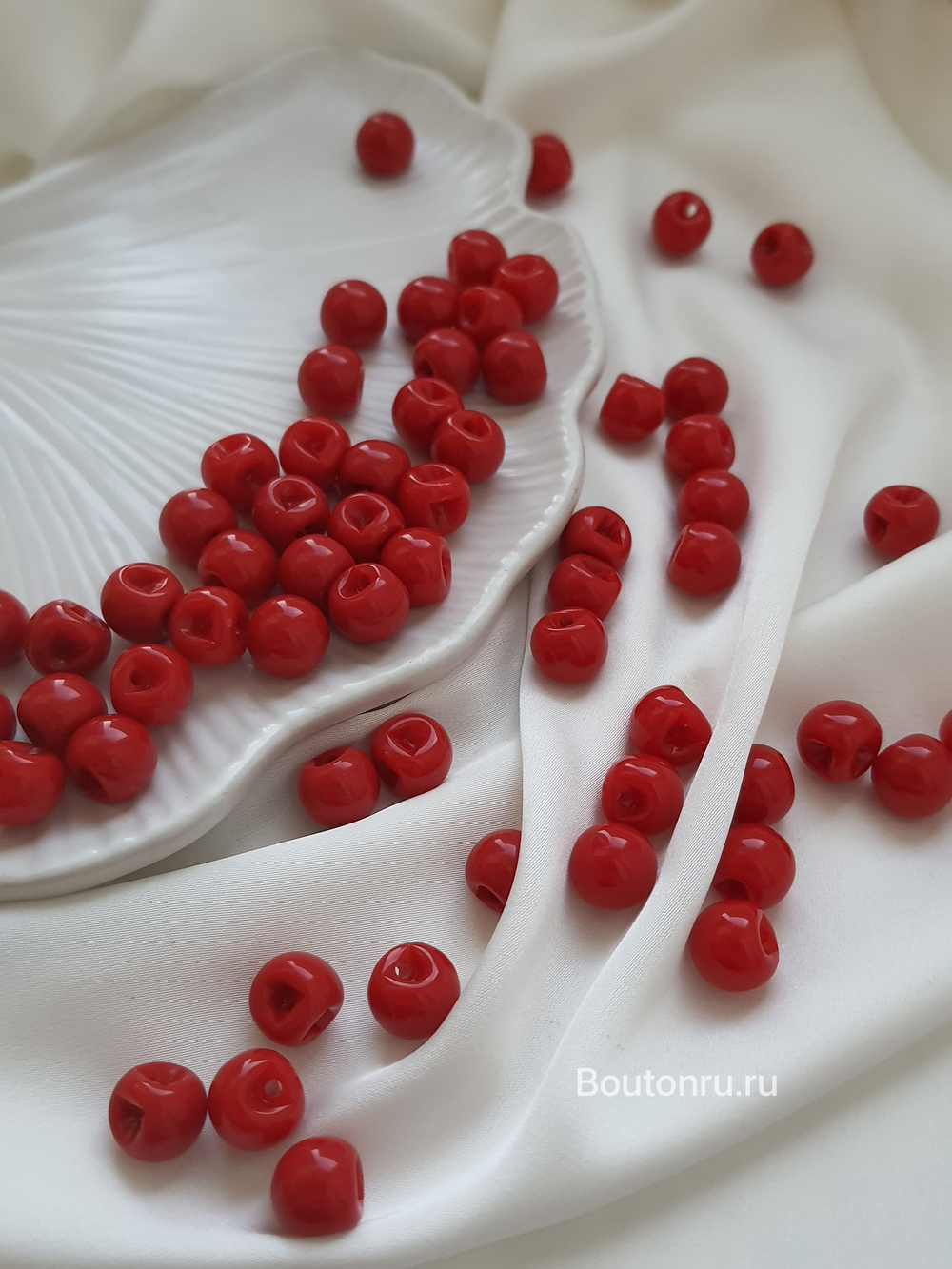 Пуговицы красные на скрытой ножке