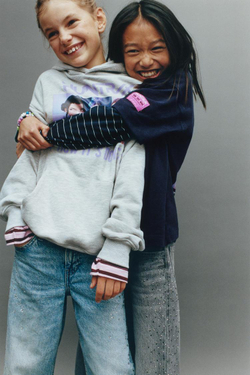 ZARA ФУТБОЛКА С ПРИНТОМ KPOP DEMON HUNTERS™ NETFLIX ©, СЕРЫЙ