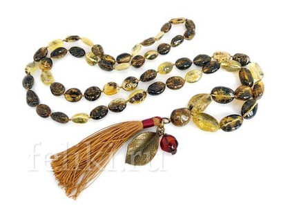 колье из янтаря Лесная вишня