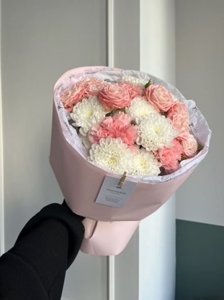 Букет из хризантемы, кустовой пионовидной розы и диантусов