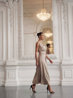 Серо-бежевое платье на широких бретелях с поясом