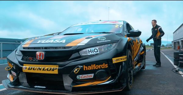 Заезд на автодроме Knockhill Racing Circuit