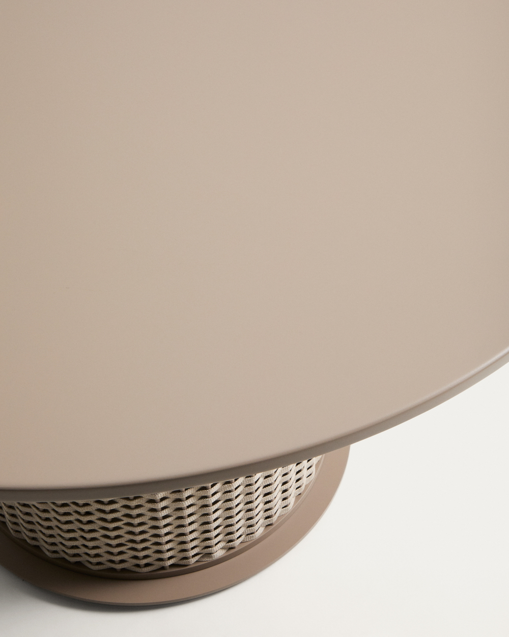 Уличный стол Sedalis цвета таупе из алюминия и веревки Ø135 см