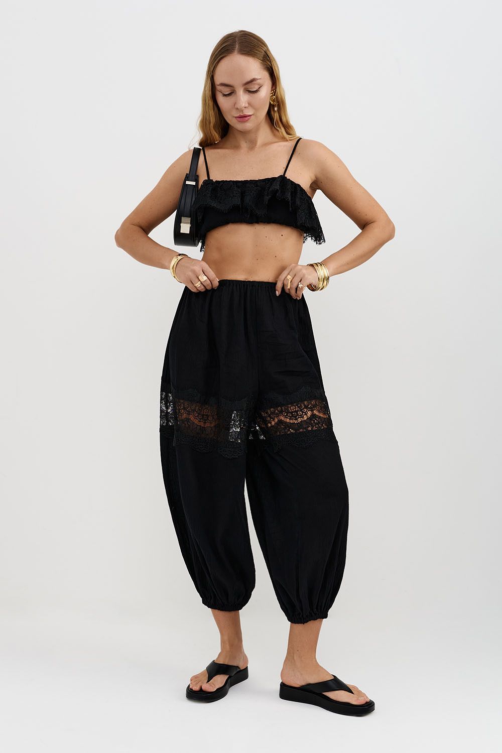 Брюки алладины из жатого хлопка черного цвета с кружевом