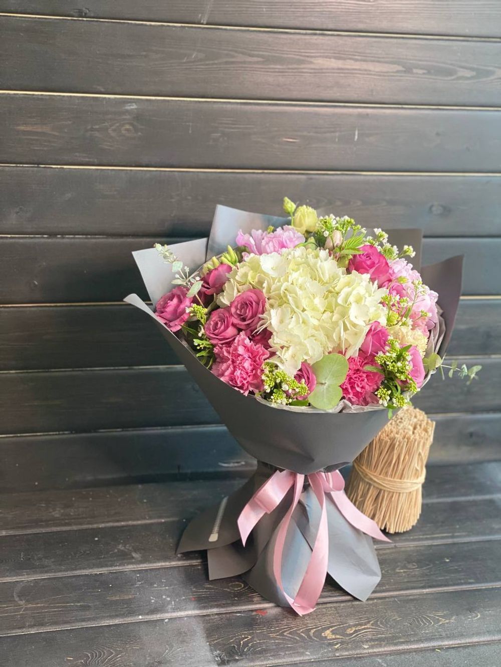 Букет в сером крафте