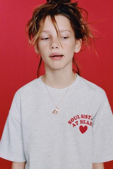 ZARA ФУТБОЛКА С ПРИНТОМ «СЕРДЦА», СЕРЫЙ/НЕЖНО-КОРИЧНЕВЫЙ