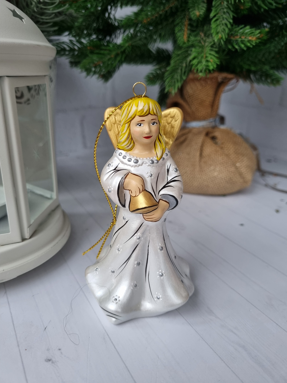 Ангел с колокольчиком ёлочная игрушка из фарфора