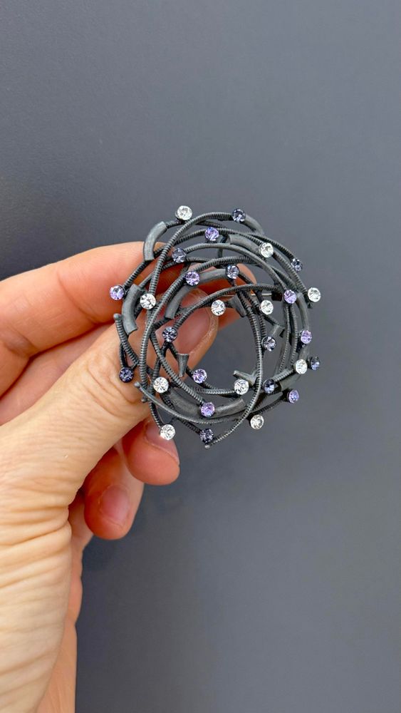Брошь-подвеска венок из серых веток с прозрач. и сиреневыми кристаллами