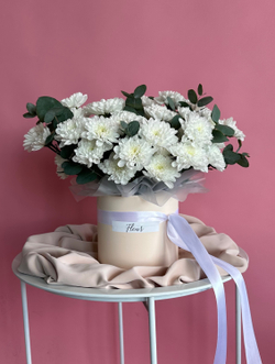 Букет хризантем в шляпной коробке #24